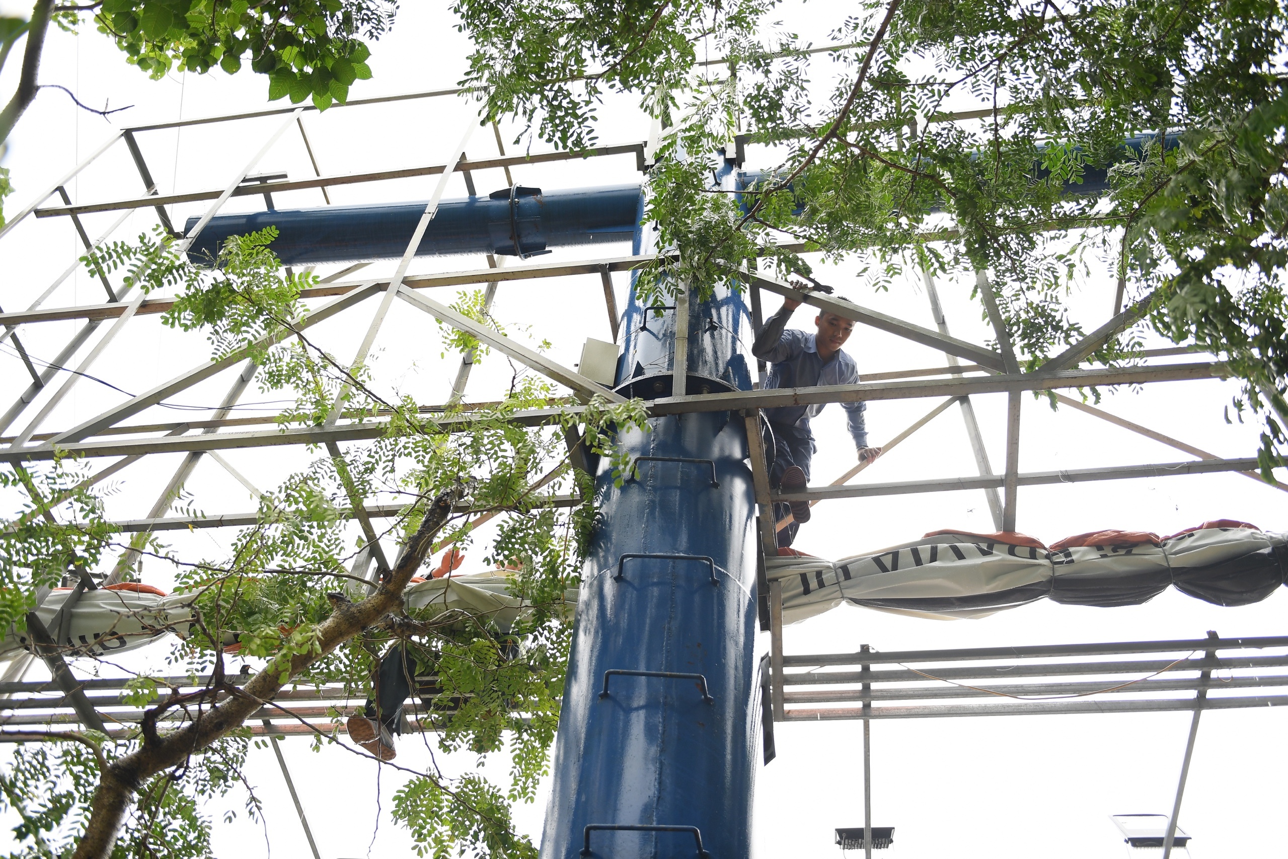 Người dân miền Trung chống chọi với bão số 10 ảnh 6 Nguoi dan mien Trung chong choi voi bao so 10 anh 6