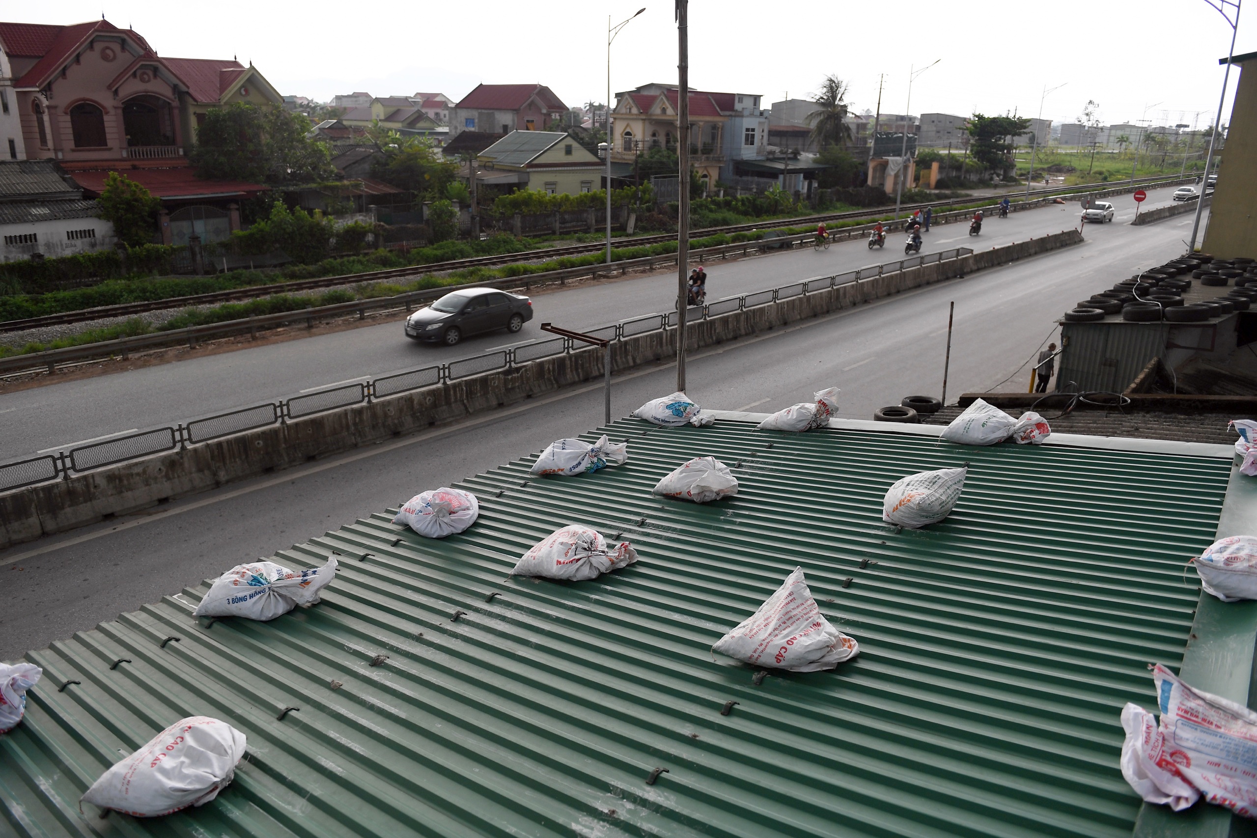 Người dân miền Trung chống chọi với bão số 10 ảnh 3 Nguoi dan mien Trung chong choi voi bao so 10 anh 3