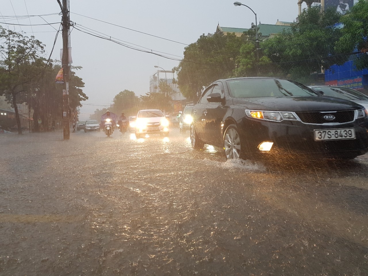 Người dân miền Trung chống chọi với bão số 10 ảnh 8 Nguoi dan mien Trung chong choi voi bao so 10 anh 8