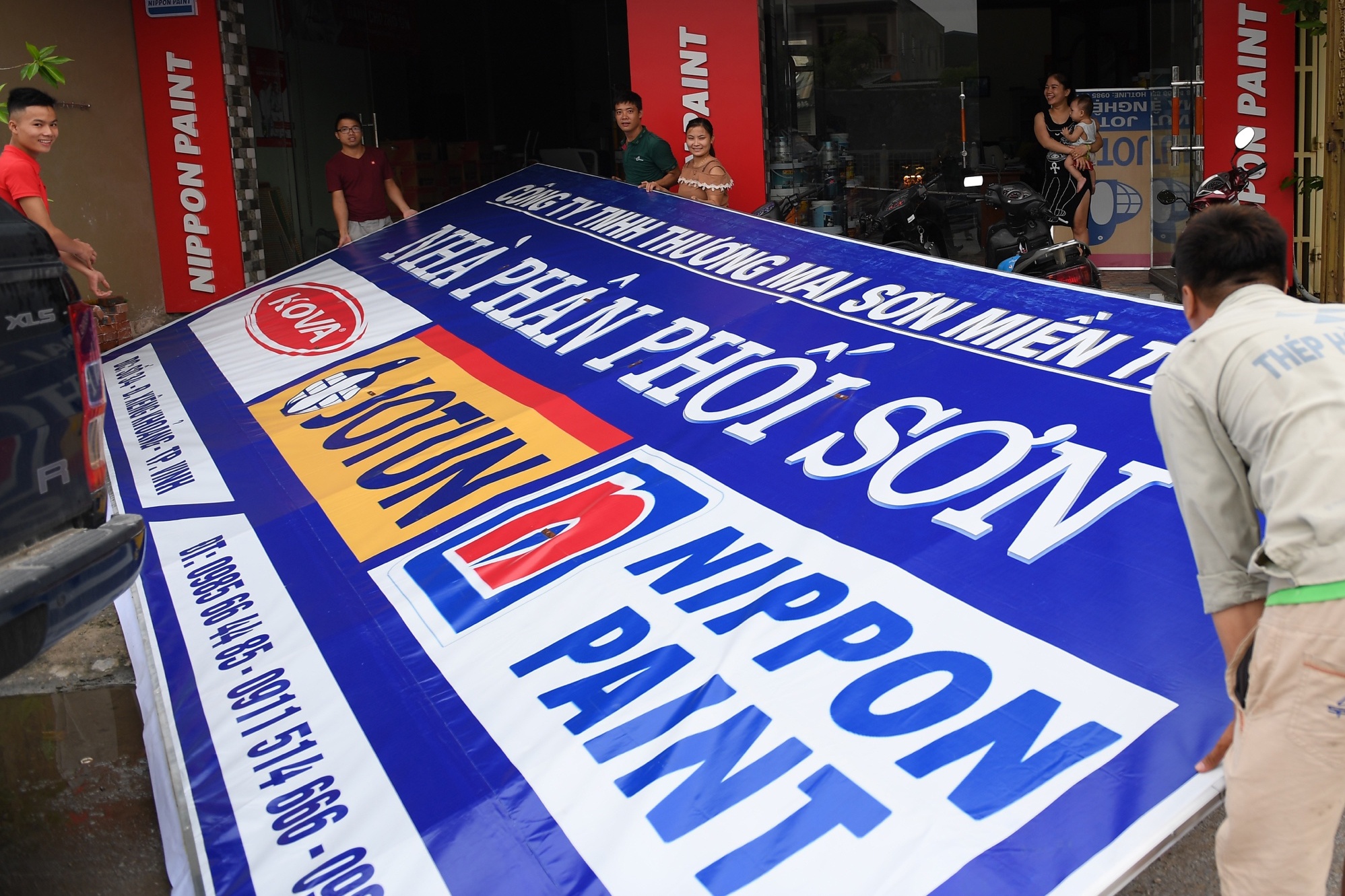 Người dân miền Trung chống chọi với bão số 10 ảnh 7 Nguoi dan mien Trung chong choi voi bao so 10 anh 7