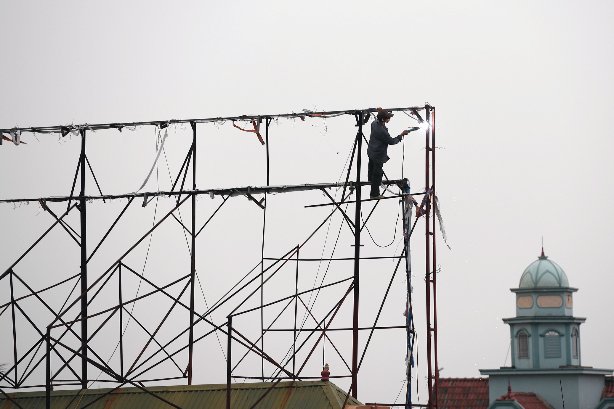 Người dân miền Trung chống chọi với bão số 10 ảnh 5 Nguoi dan mien Trung chong choi voi bao so 10 anh 5