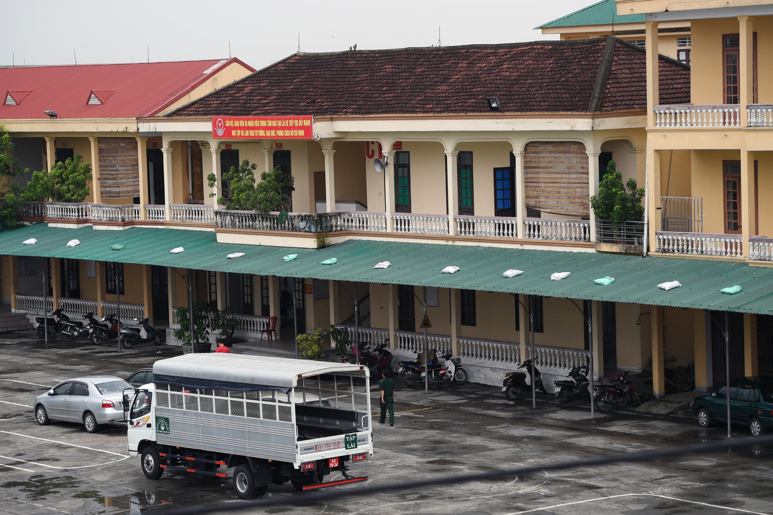 Người dân miền Trung chống chọi với bão số 10 ảnh 4 Nguoi dan mien Trung chong choi voi bao so 10 anh 4