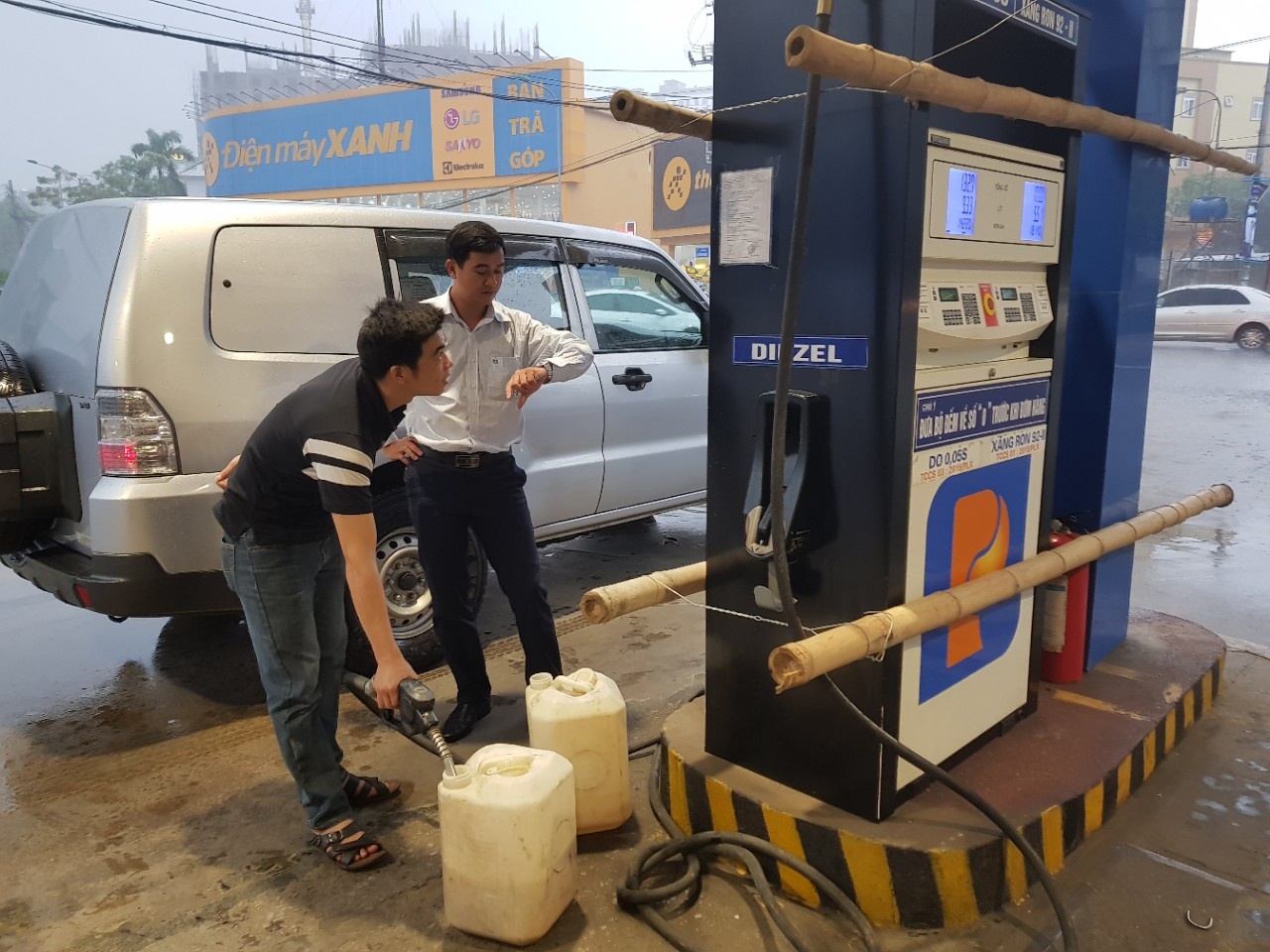 'Troi' cay xang, do bien quang cao truoc bao so 10 hinh anh