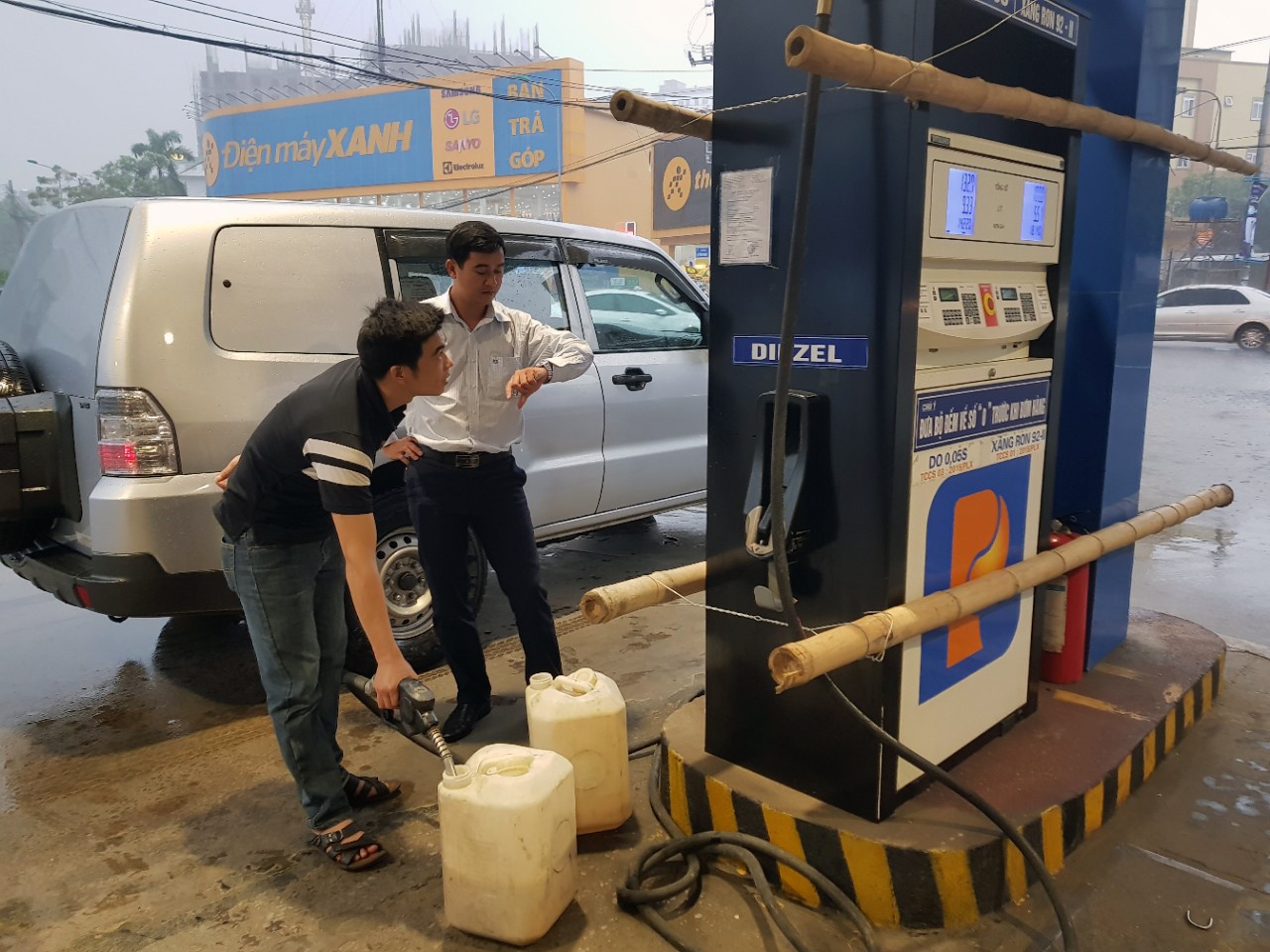 Người dân miền Trung chống chọi với bão số 10 ảnh 10 Nguoi dan mien Trung chong choi voi bao so 10 anh 10