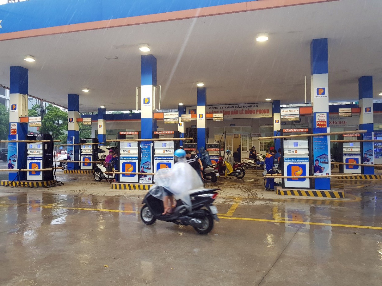 Người dân miền Trung chống chọi với bão số 10 ảnh 9 Nguoi dan mien Trung chong choi voi bao so 10 anh 9