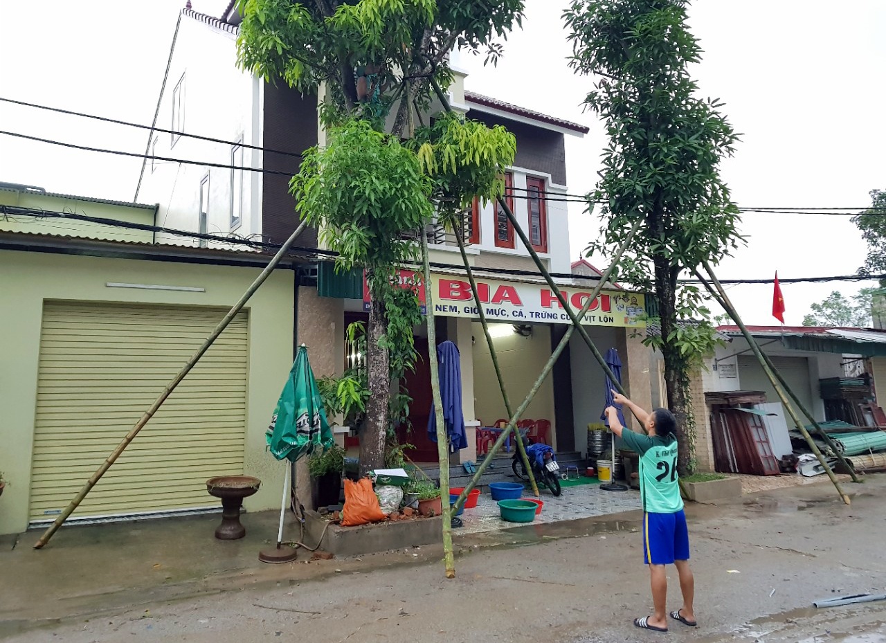 Người dân miền Trung chống chọi với bão số 10 ảnh 2 Nguoi dan mien Trung chong choi voi bao so 10 anh 2