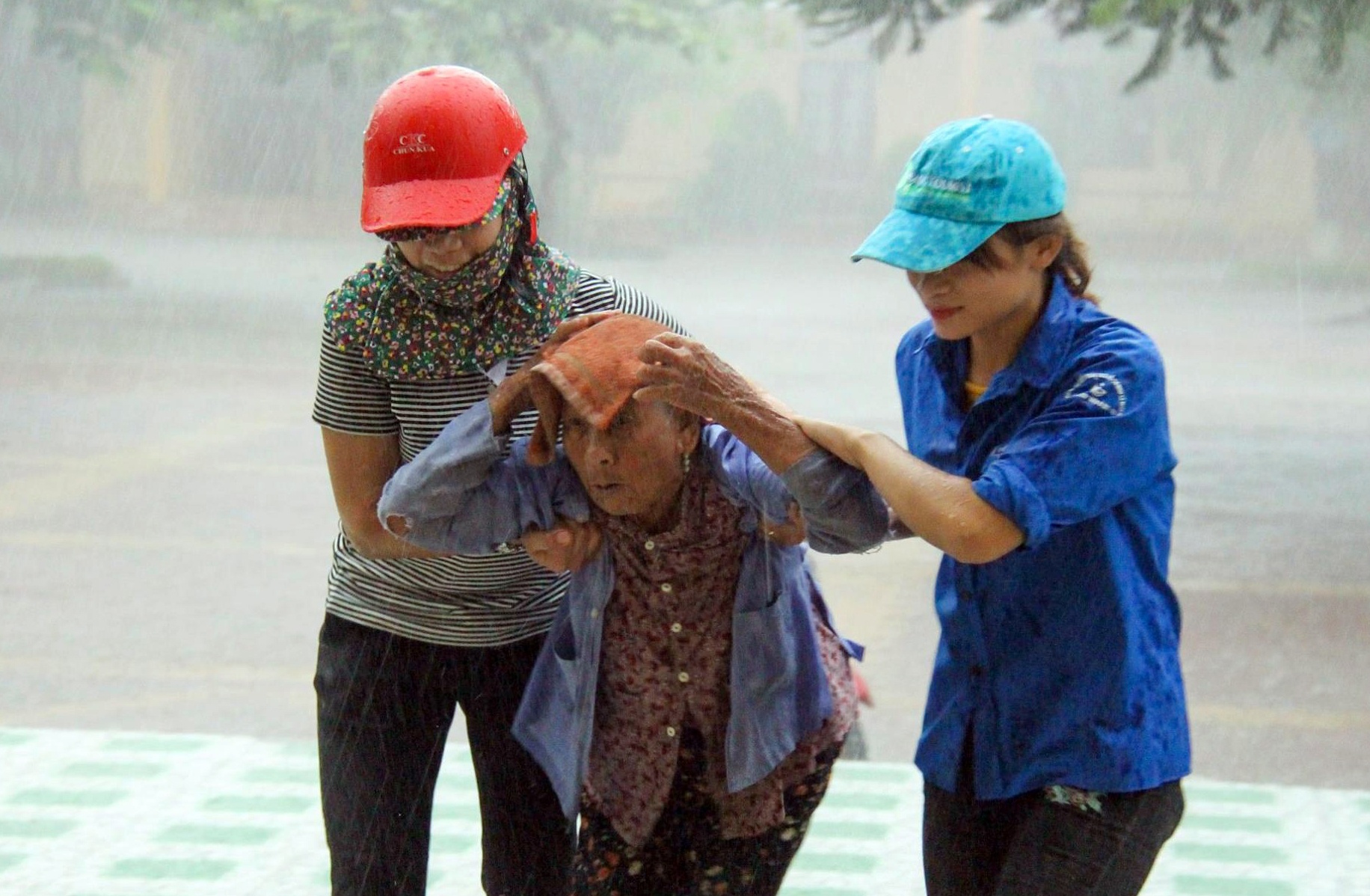 Người dân miền Trung chống chọi với bão số 10 ảnh 12 Nguoi dan mien Trung chong choi voi bao so 10 anh 12