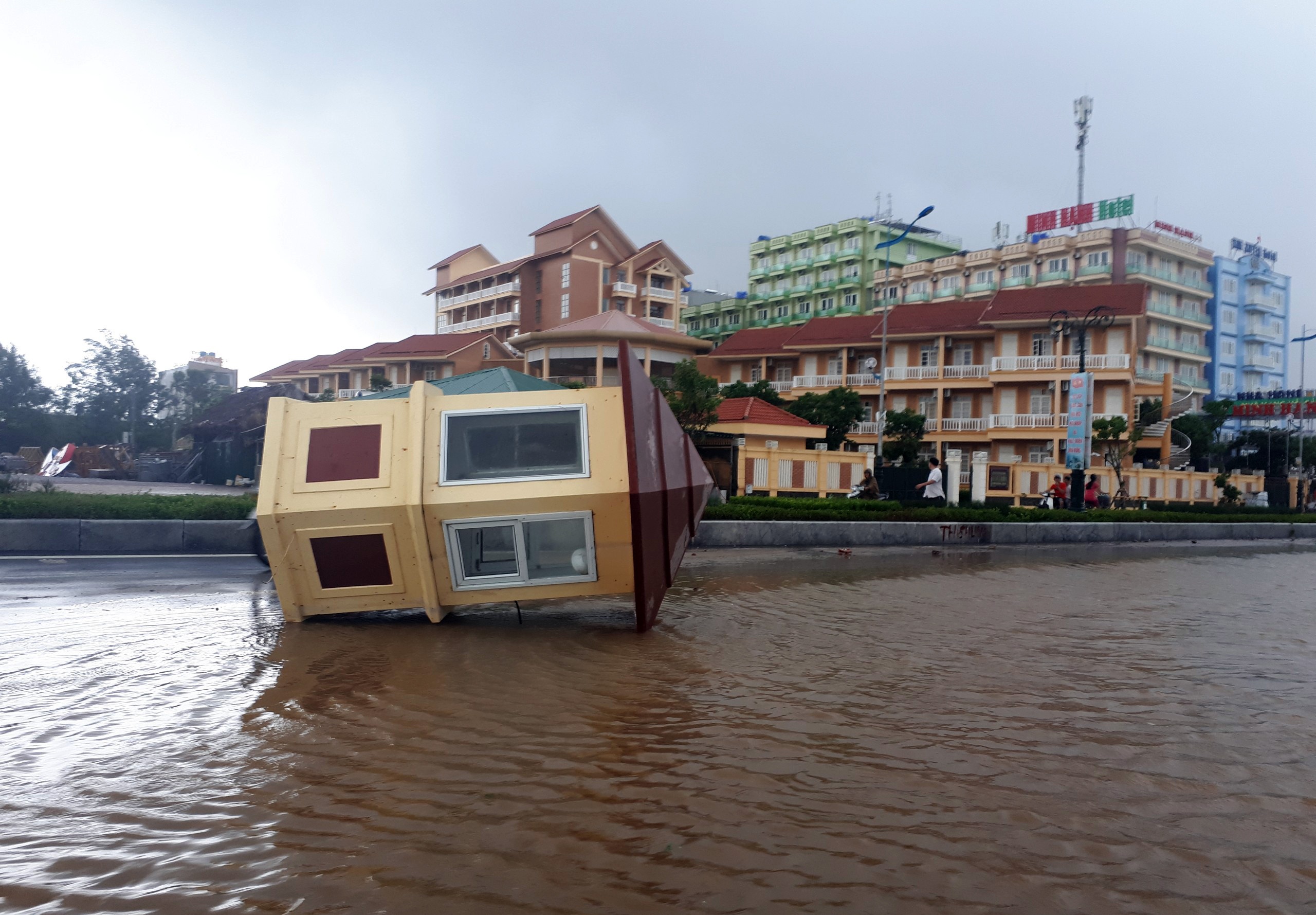 Thiet hai sau bao so 10 anh 16