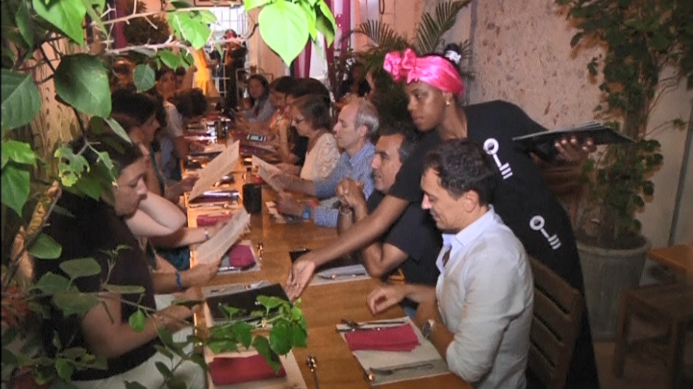 Pham nhan Colombia tu do kinh doanh, mo nha hang trong tu hinh anh