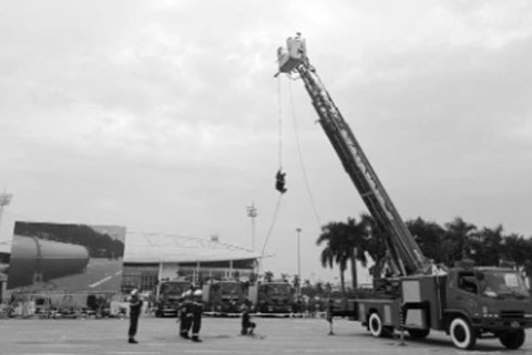 Nu chien si cong an dung cam anh 3