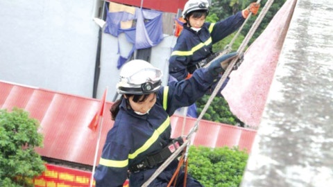 Nu chien si cong an dung cam anh 1