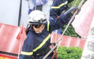 Nu chien si dung cam, muu tri o nhung noi nguy hiem, do nat hinh anh