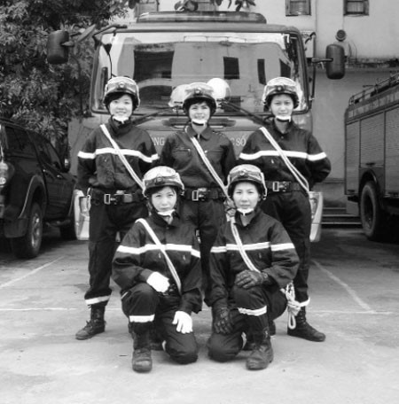 Nu chien si cong an dung cam anh 2