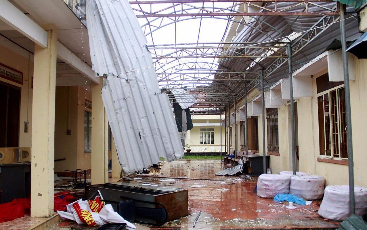 Thiet hai tang tung gio, 27 nguoi chet, 22 mat tich do bao hinh anh