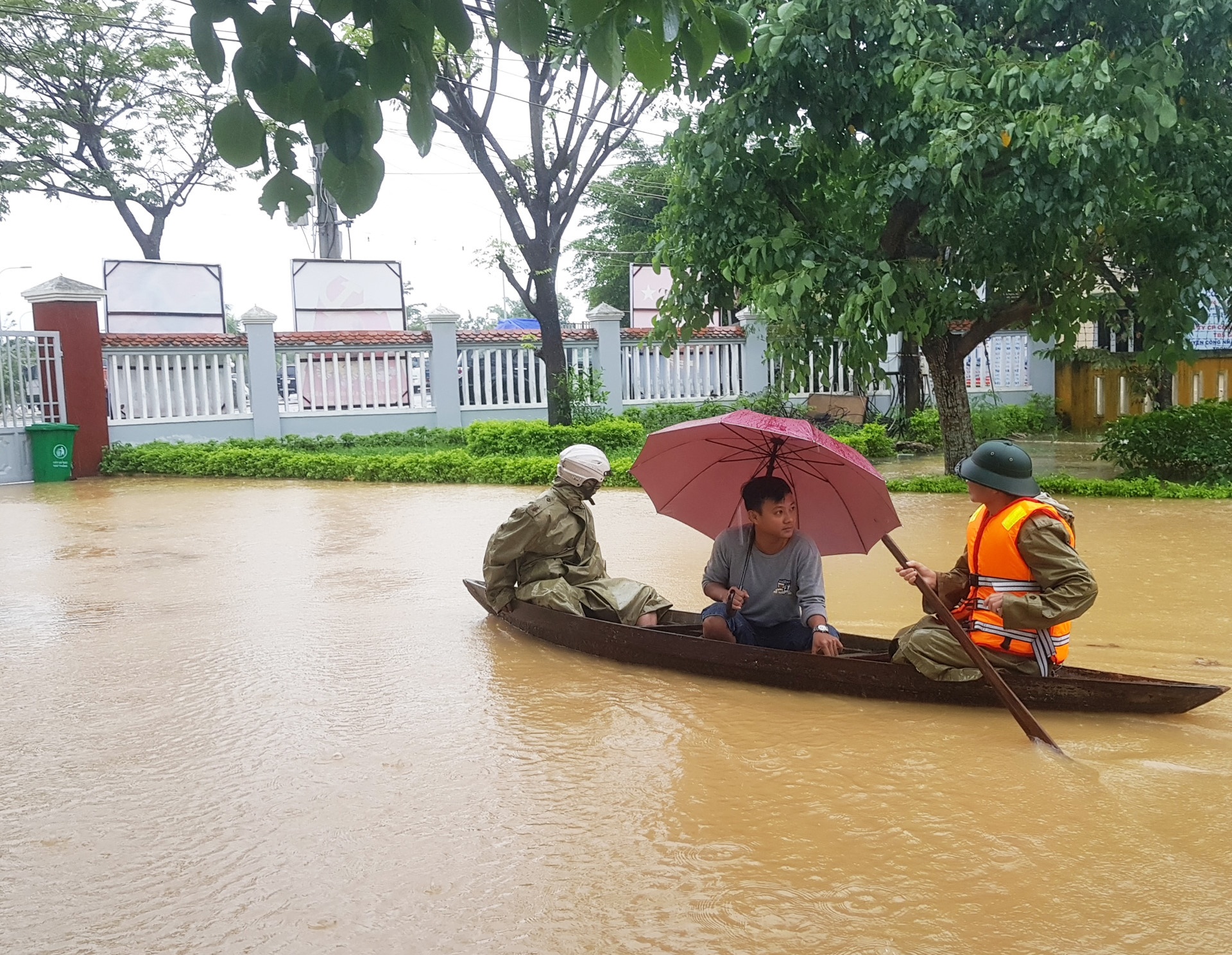 Miền Trung ngập lụt sau bão ảnh 1 Mien Trung ngap lut sau bao anh 1