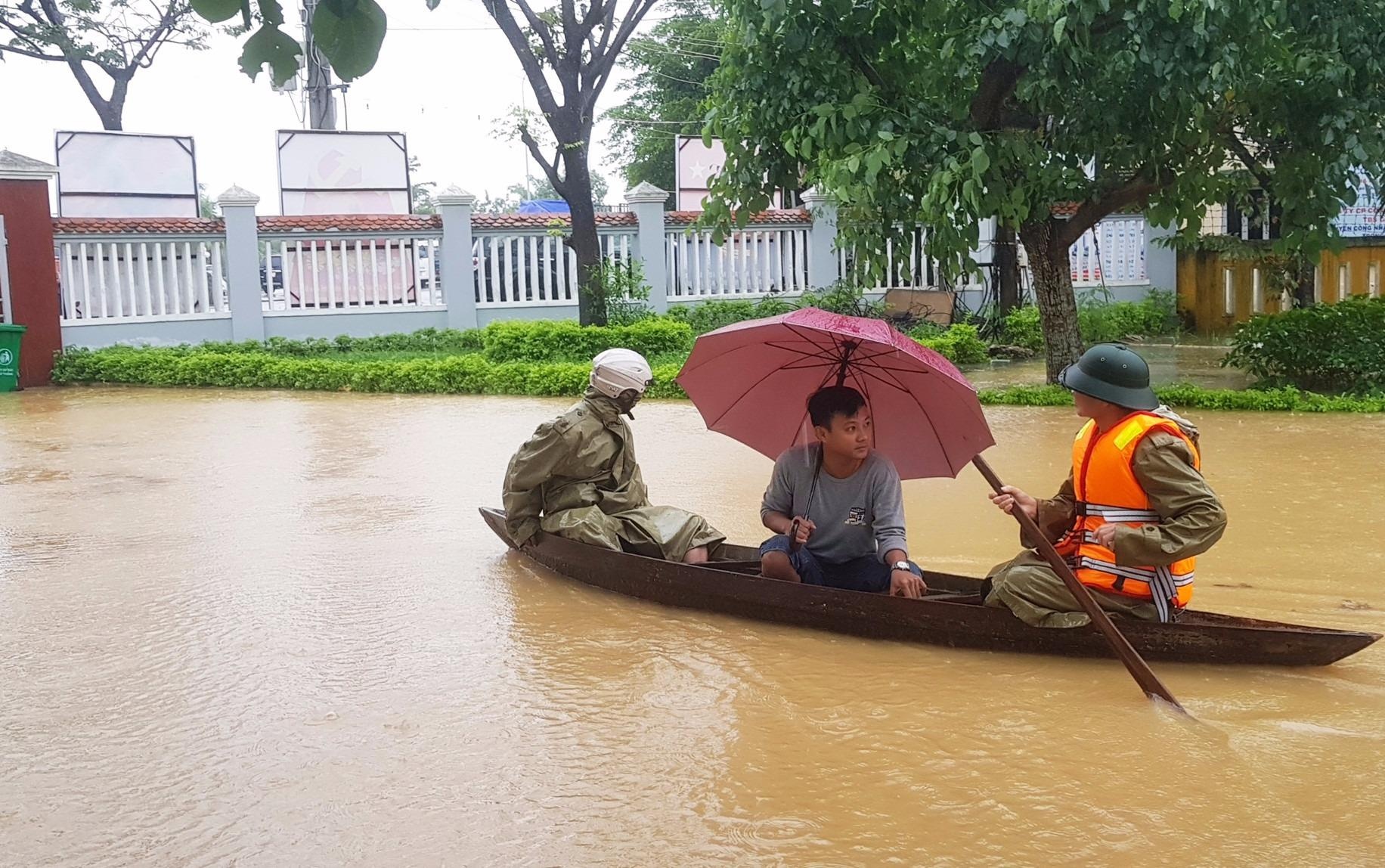 Muc nuoc cac song dang xuong dan, mua lon dien rong o Trung Bo hinh anh