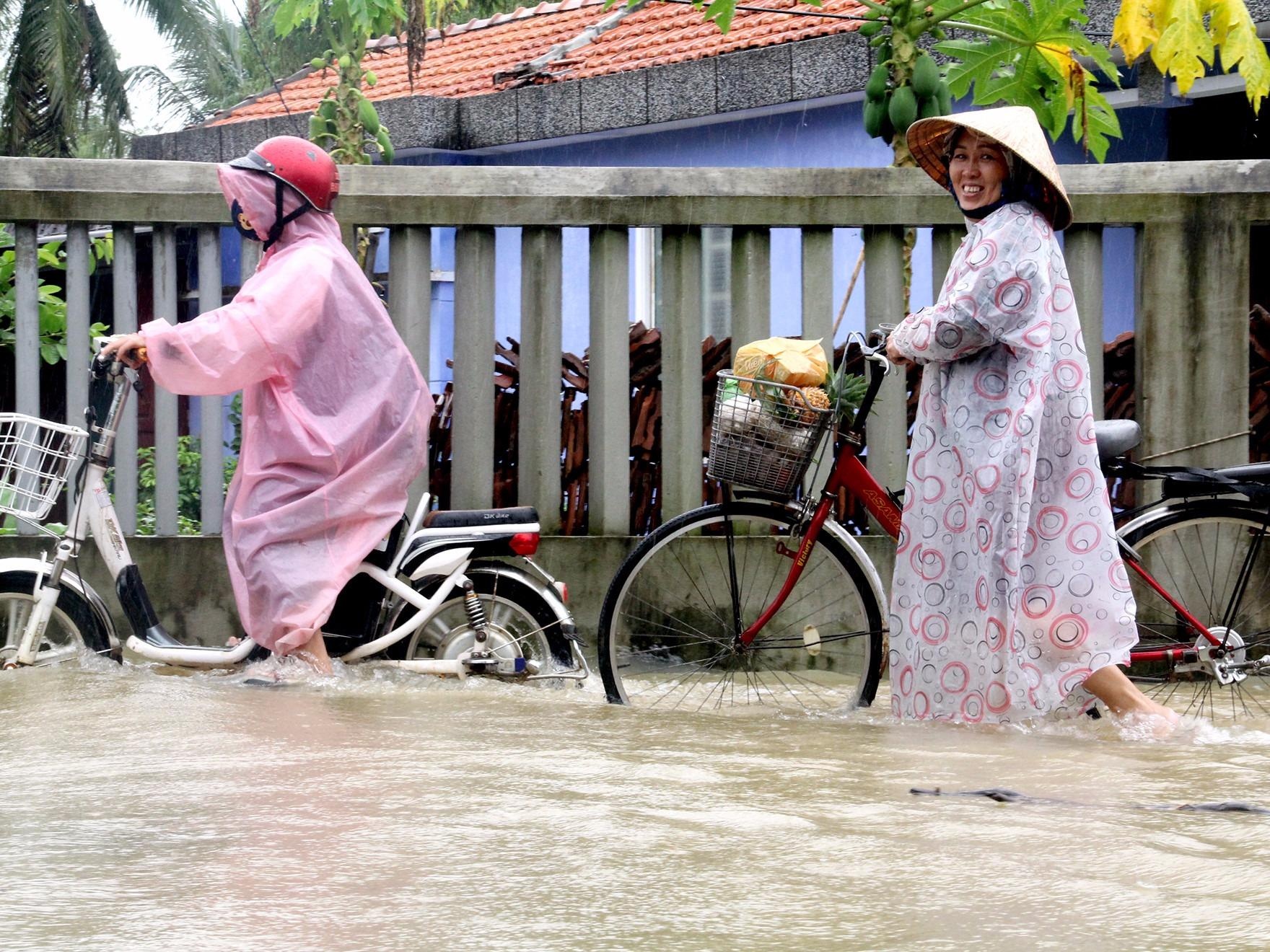 Lu tren cac song tu Quang Binh den Binh Dinh tiep tuc dang cao hinh anh