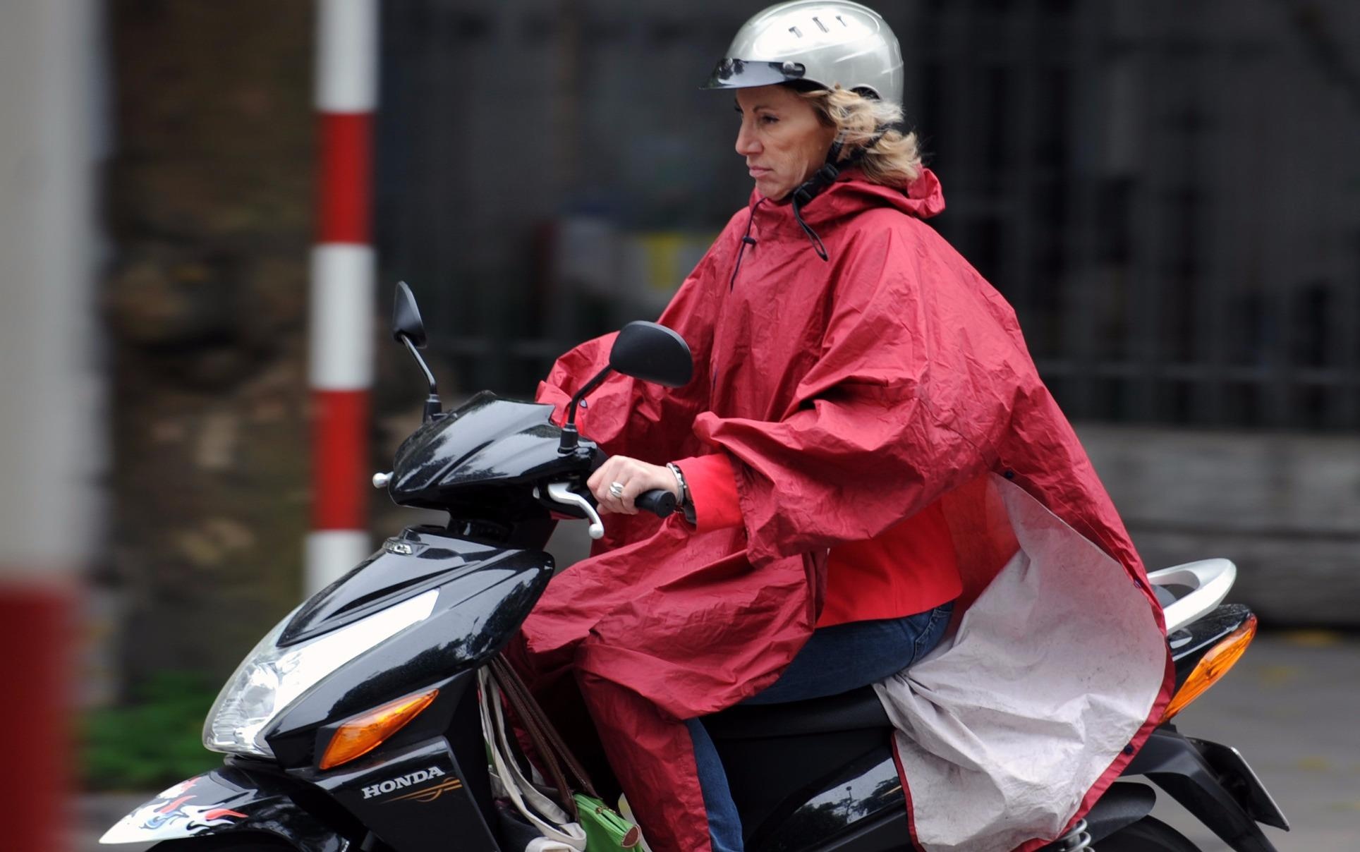 Khong khi lanh lien tuc tang cuong, mien Trung mua lon tren dien rong hinh anh