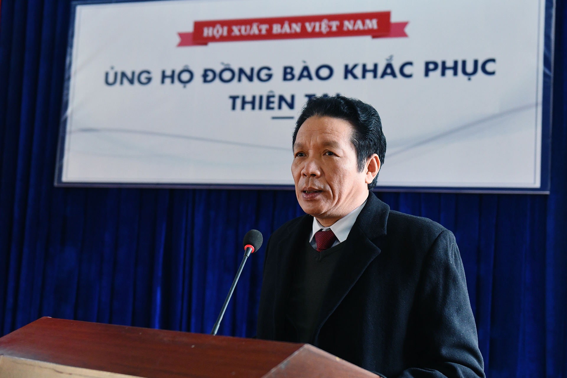 Trao qua, sach cho dong bao, tre em vung lu Yen Bai hinh anh