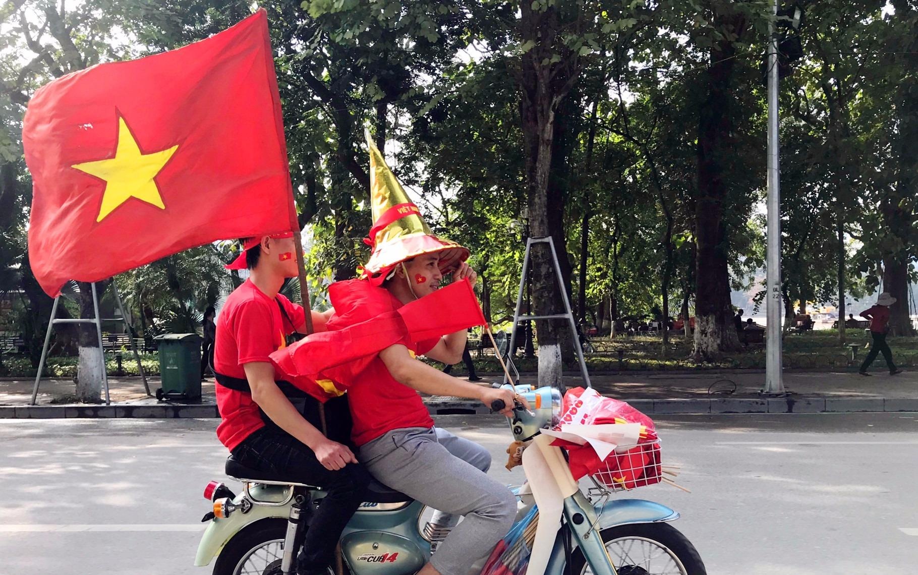 Ngay U23 VN da tran cau lich su: Mien Bac mua ret, Nam Bo nang dep hinh anh