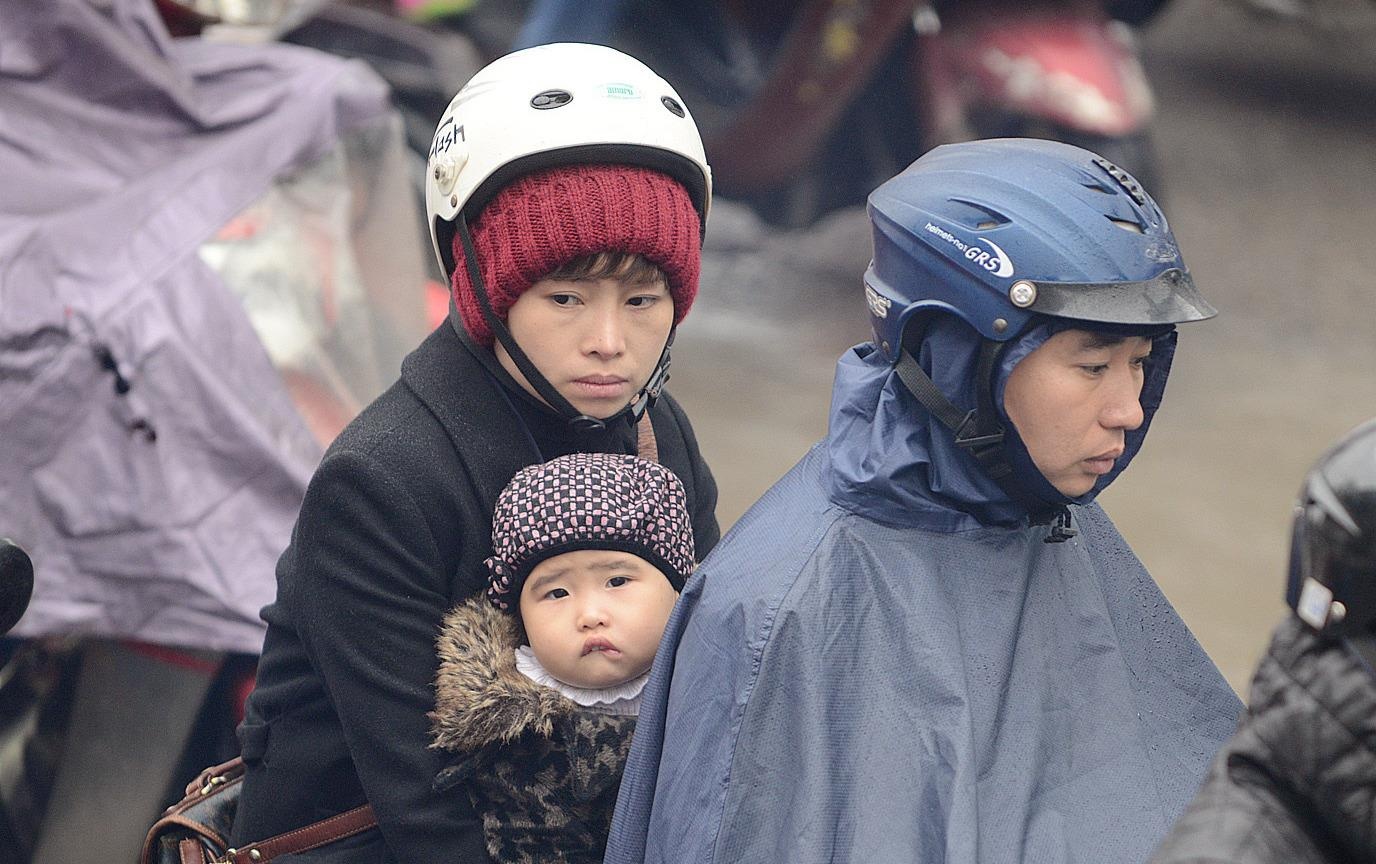 Mien Bac dem nay chuyen ret, Trung Bo de phong dong loc, mua da hinh anh