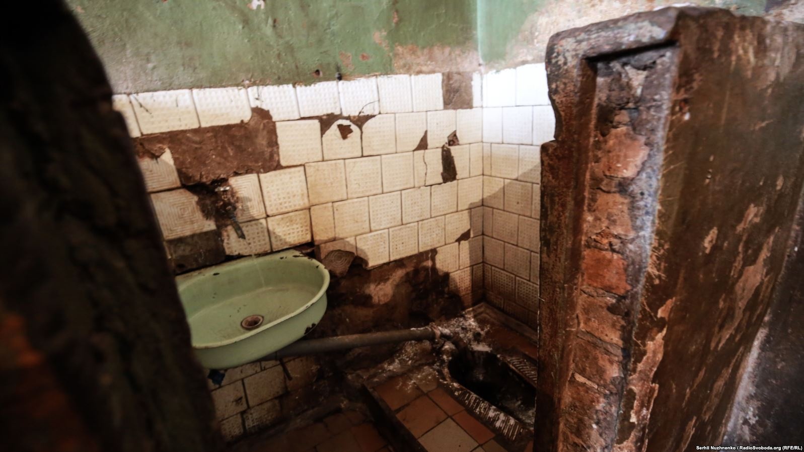 Ben trong nha tu ban thiu, lanh leo o Ukraine hinh anh