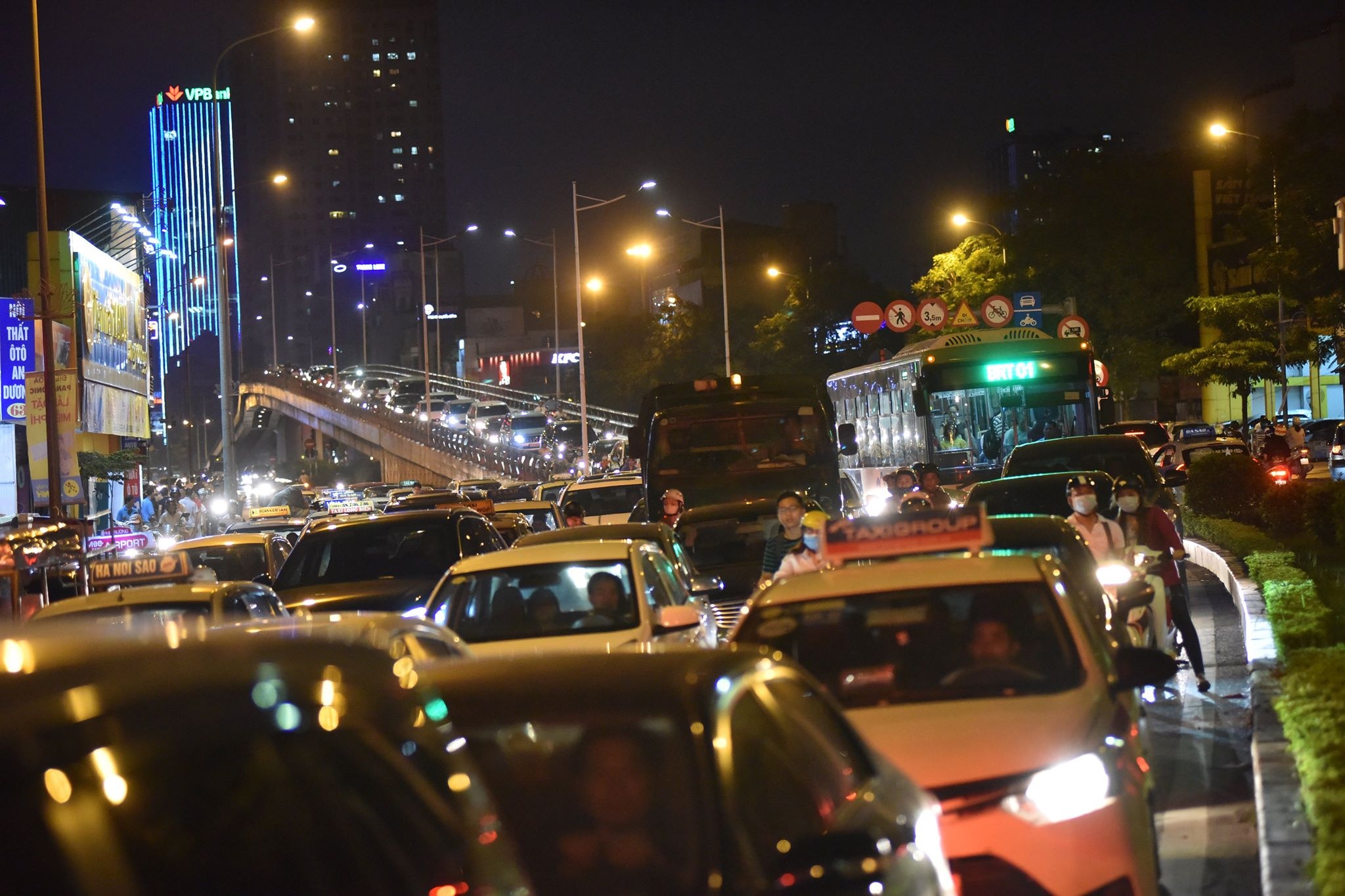 Cháy ở Lê Văn Lương ảnh 3 Chay o Le Van Luong anh 3