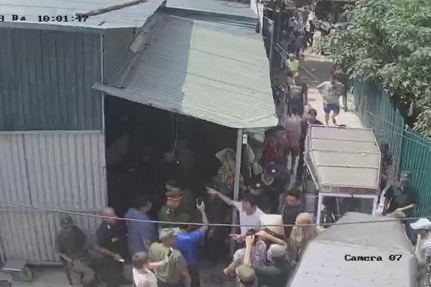 Nhom con do tan cong nha dan giua ban ngay hinh anh