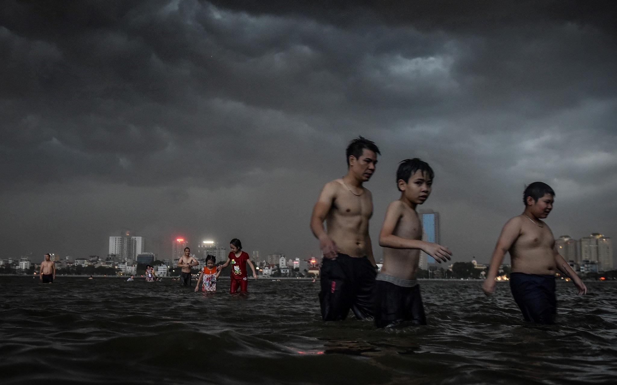 Chieu nay, mien Bac chuyen mua dong, de phong sat lo dat hinh anh