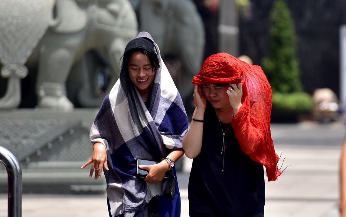 Ap thap huong ra ngoai Bien Dong, Trung Bo nong 39 do C hinh anh