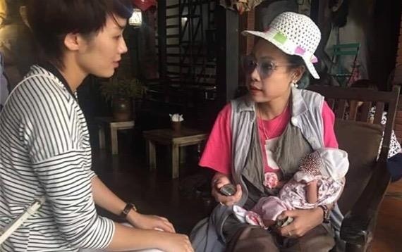 'Hot girl' Bella truc tiep cham soc con o trung tam bao tro hinh anh