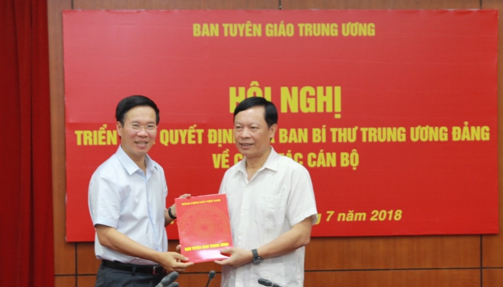 Hoi dong Ly luan Trung uong anh 1