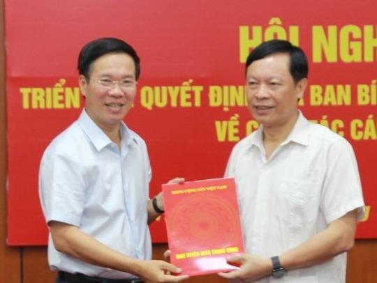 Ong Pham Van Linh giu chuc Pho chu tich Hoi dong ly luan Trung uong hinh anh