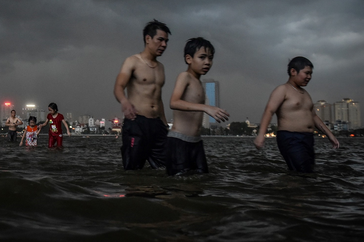 Nang nong cham dut, canh bao dong loc o do thi, lu quet mien nui hinh anh