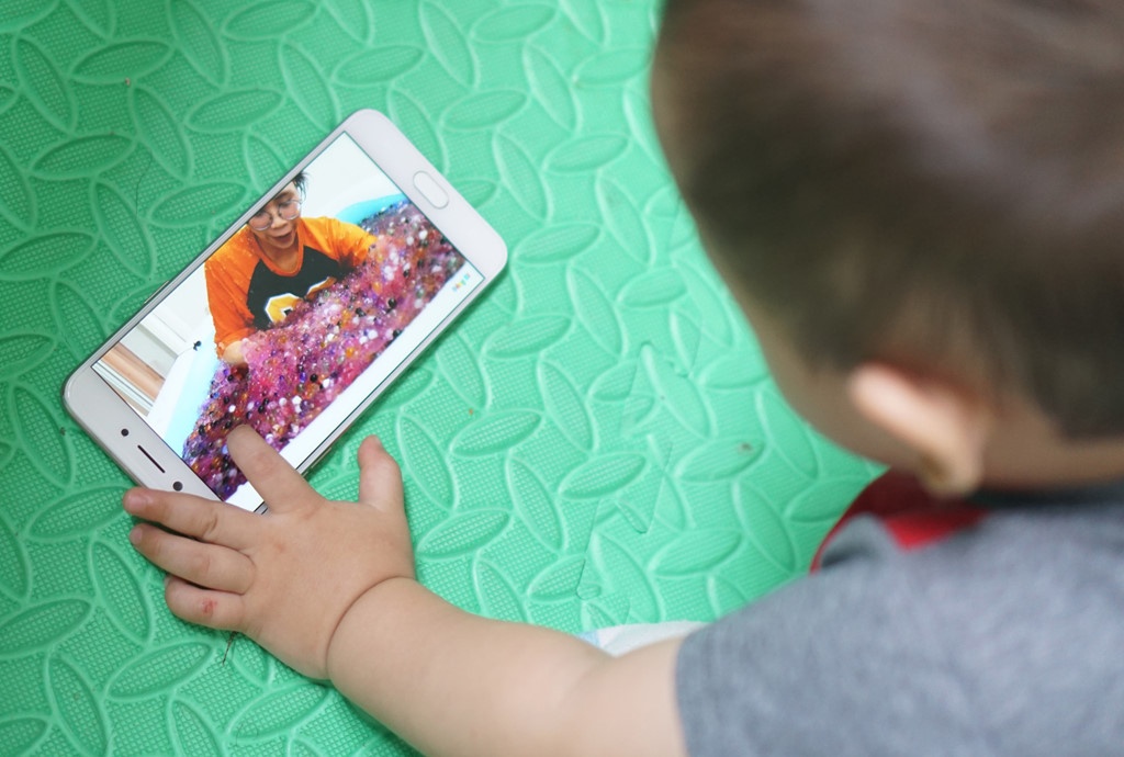 Gan 50% tre em tiep xuc voi noi dung bao luc, khieu dam tren Internet hinh anh