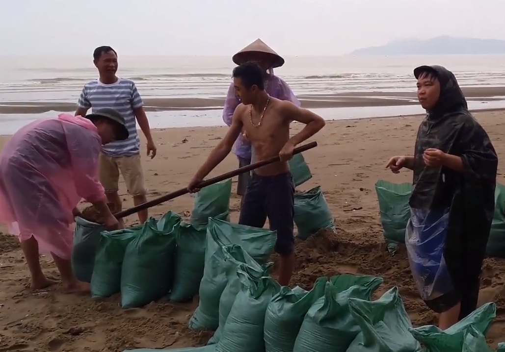 Nguoi dan thi xa Cua Lo phong chong bao so 3 hinh anh