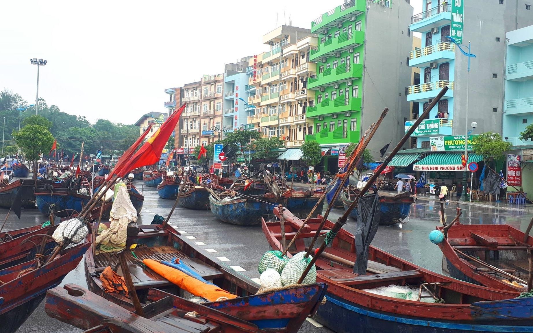 Nhieu tinh cam bien, ngu dan keo thuyen len pho tranh bao so 3 hinh anh