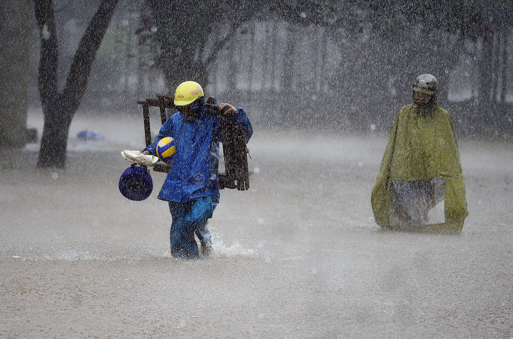 Mua lon keo dai sau bao so 3, canh bao lu quet hinh anh