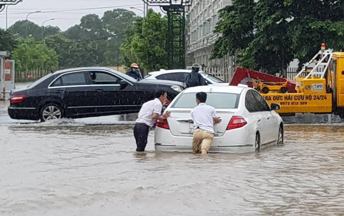 Ha Noi ngap nang, hang loat oto chet may hinh anh