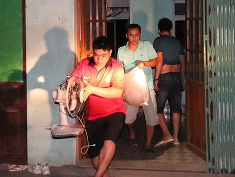 Nha sap ven song Da: Bac bo nguyen nhan thuy dien Hoa Binh xa lu hinh anh