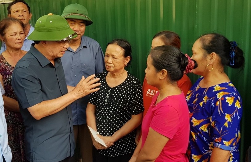 Pho thu tuong thi sat hien truong vu sap nha o Hoa Binh hinh anh