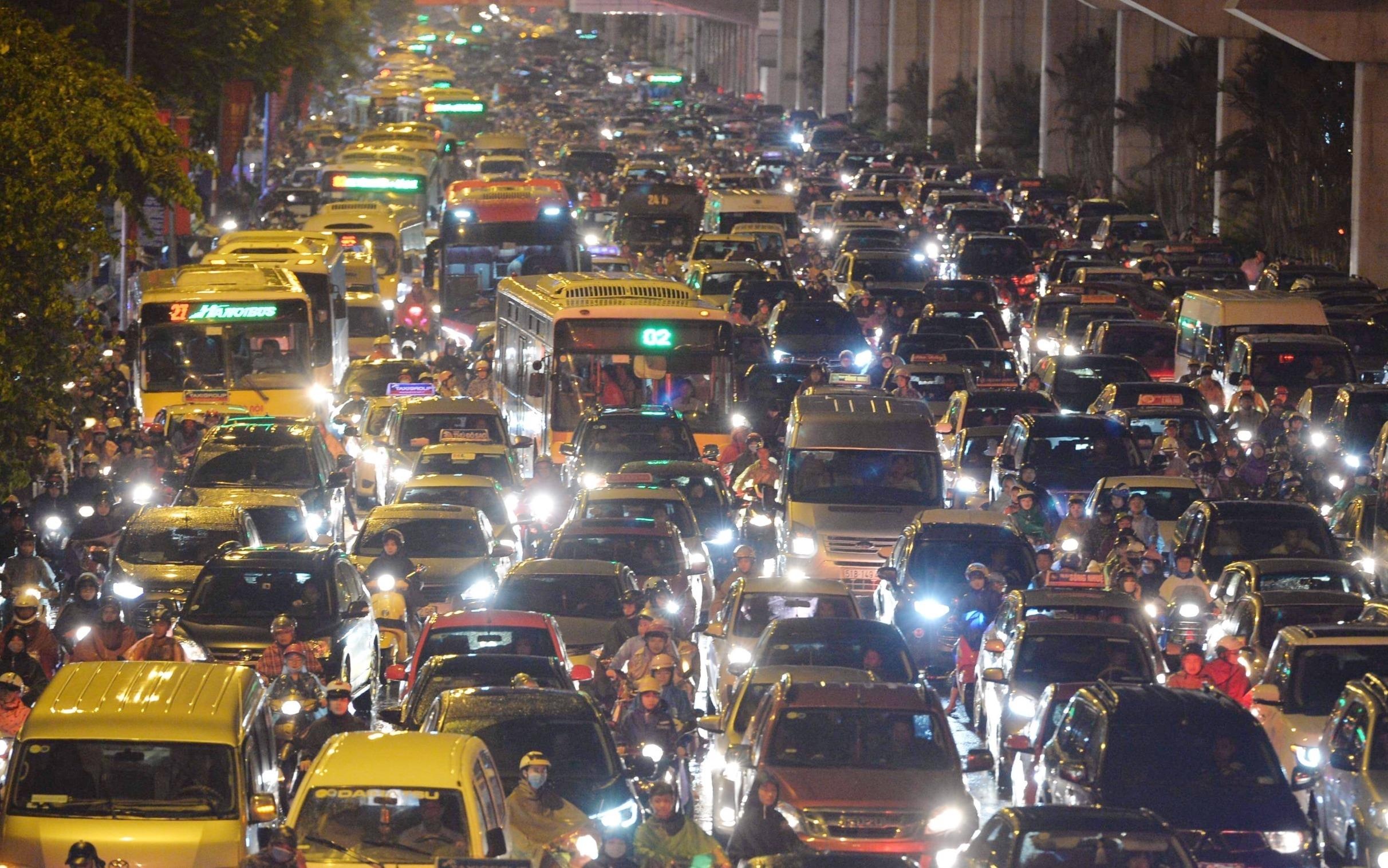 Mua lon gio tan tam, Ha Noi ngap sau, tac duong nhieu gio hinh anh