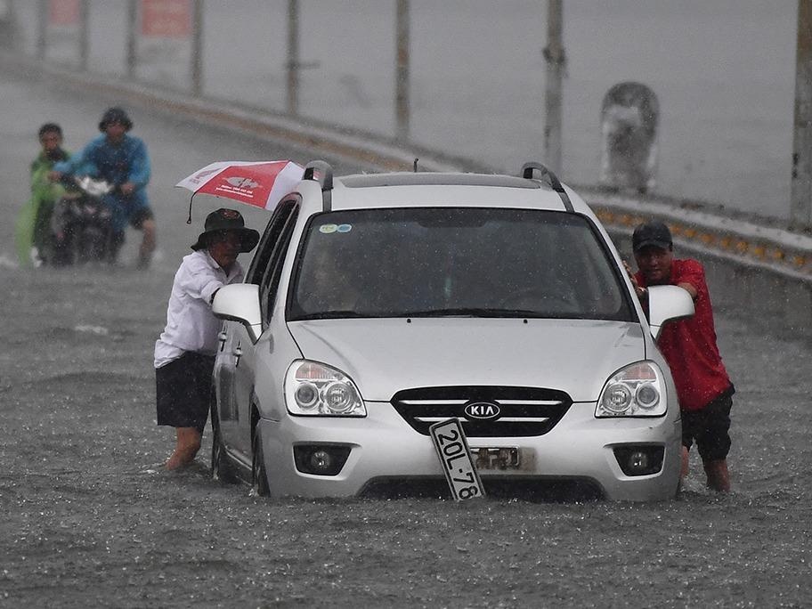 Nuoc ngap chua rut, Ha Noi tiep tuc hung mua lon hinh anh