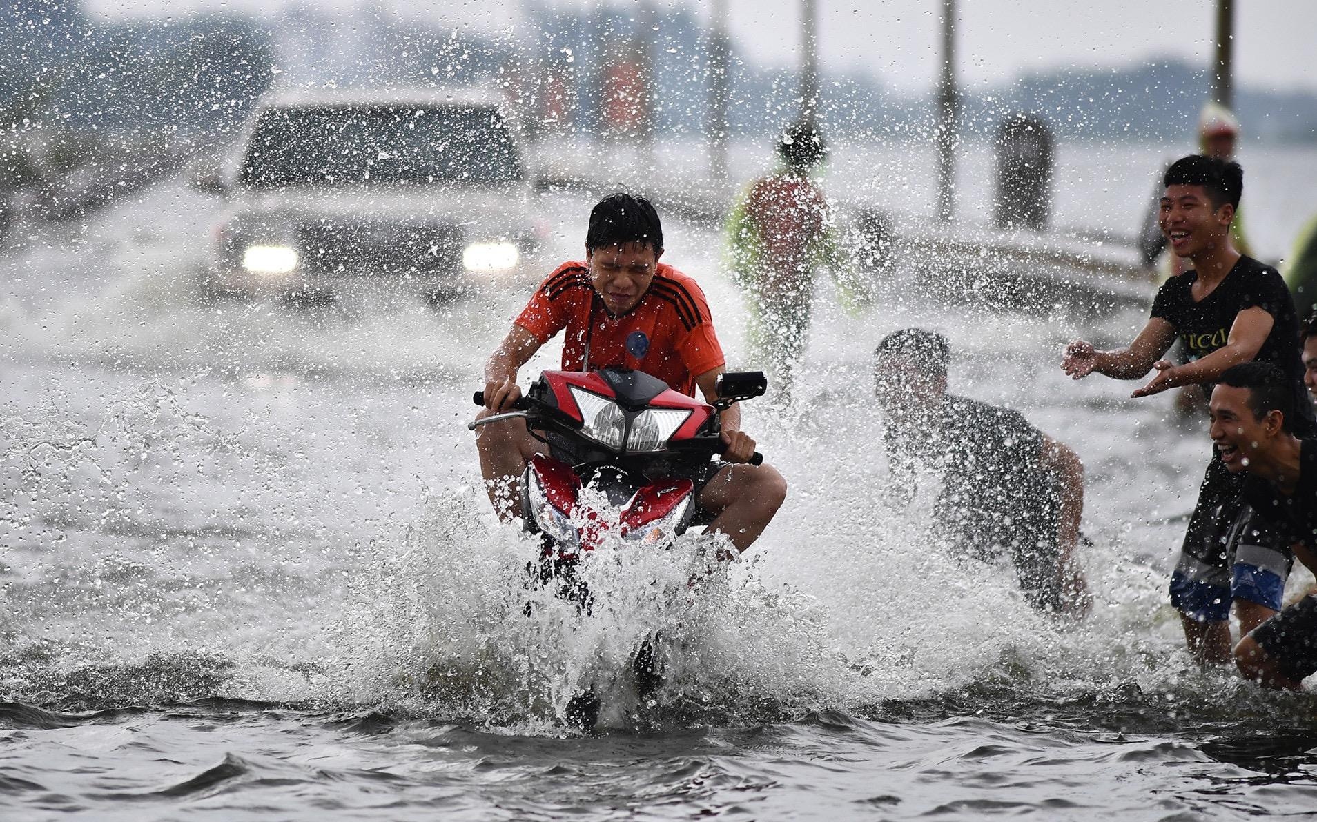 Mua lu don dap o mien Bac, lan rong xuong Trung Bo hinh anh