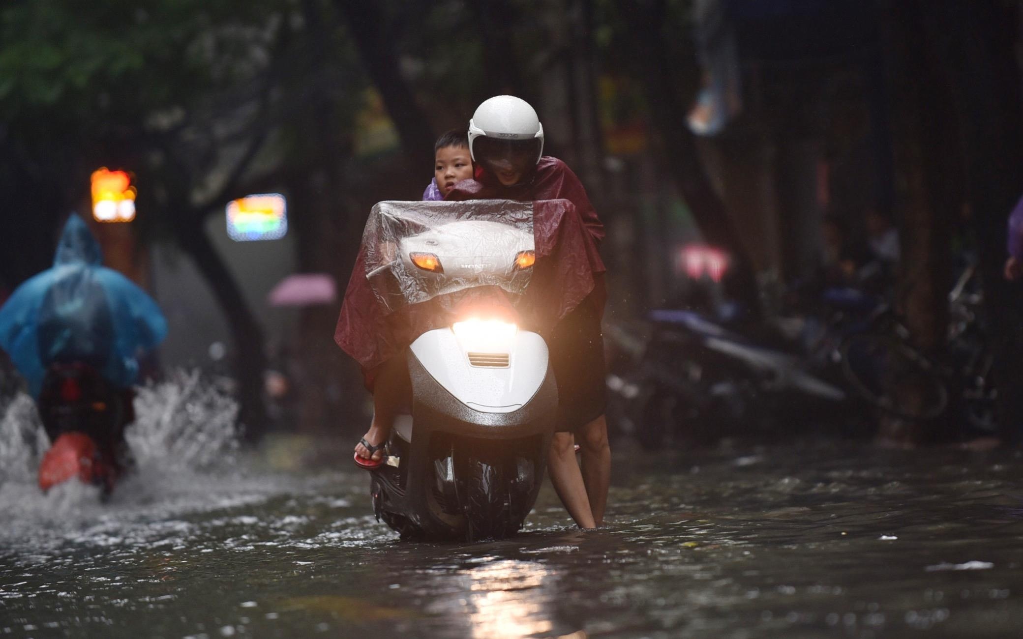 Mua lon khap ca nuoc, thoi tiet xau tren Bien Dong hinh anh