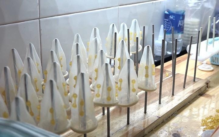 Dung keo dan xam lop oto de lam bao cao su dom o TP.HCM hinh anh