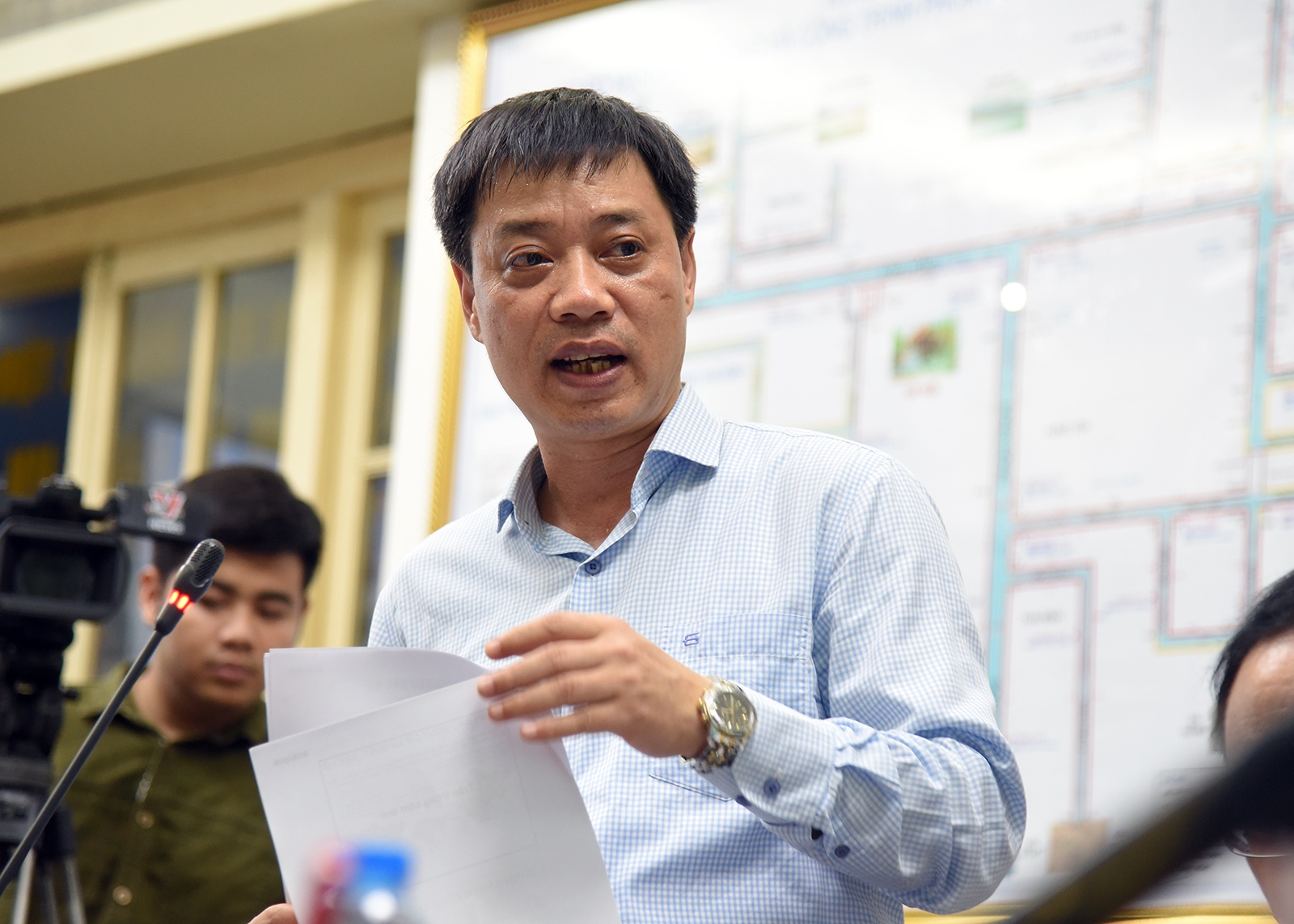 Ung phso voi bao so 4 anh 2