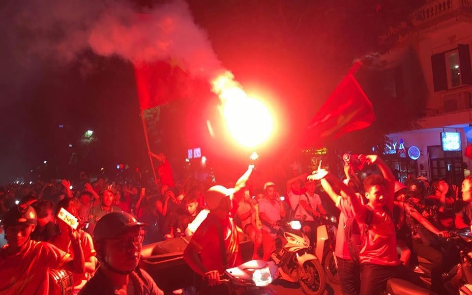 Dong nguoi do ra ho Guom an mung chien thang cua Olympic Viet Nam hinh anh