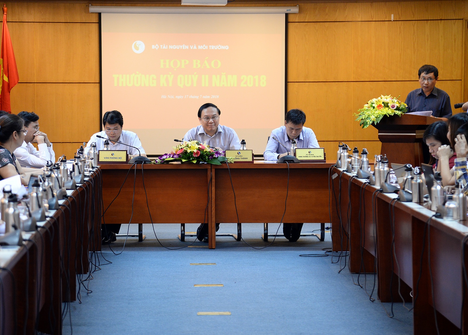 Bo TN&MT su dung binh nuoc kim loai dung nhieu lan trong cac cuoc hop hinh anh