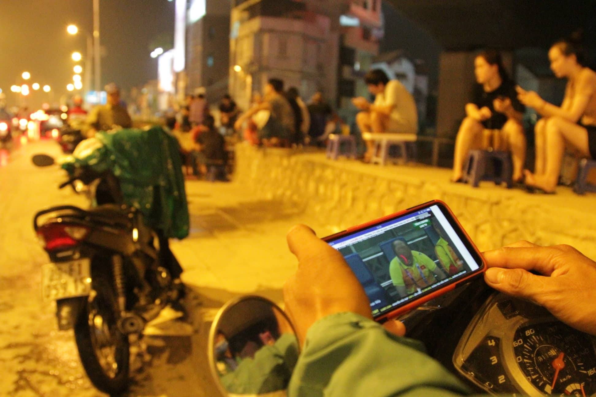 Muon kieu co vu, xem bong da cua co dong vien Viet Nam hinh anh